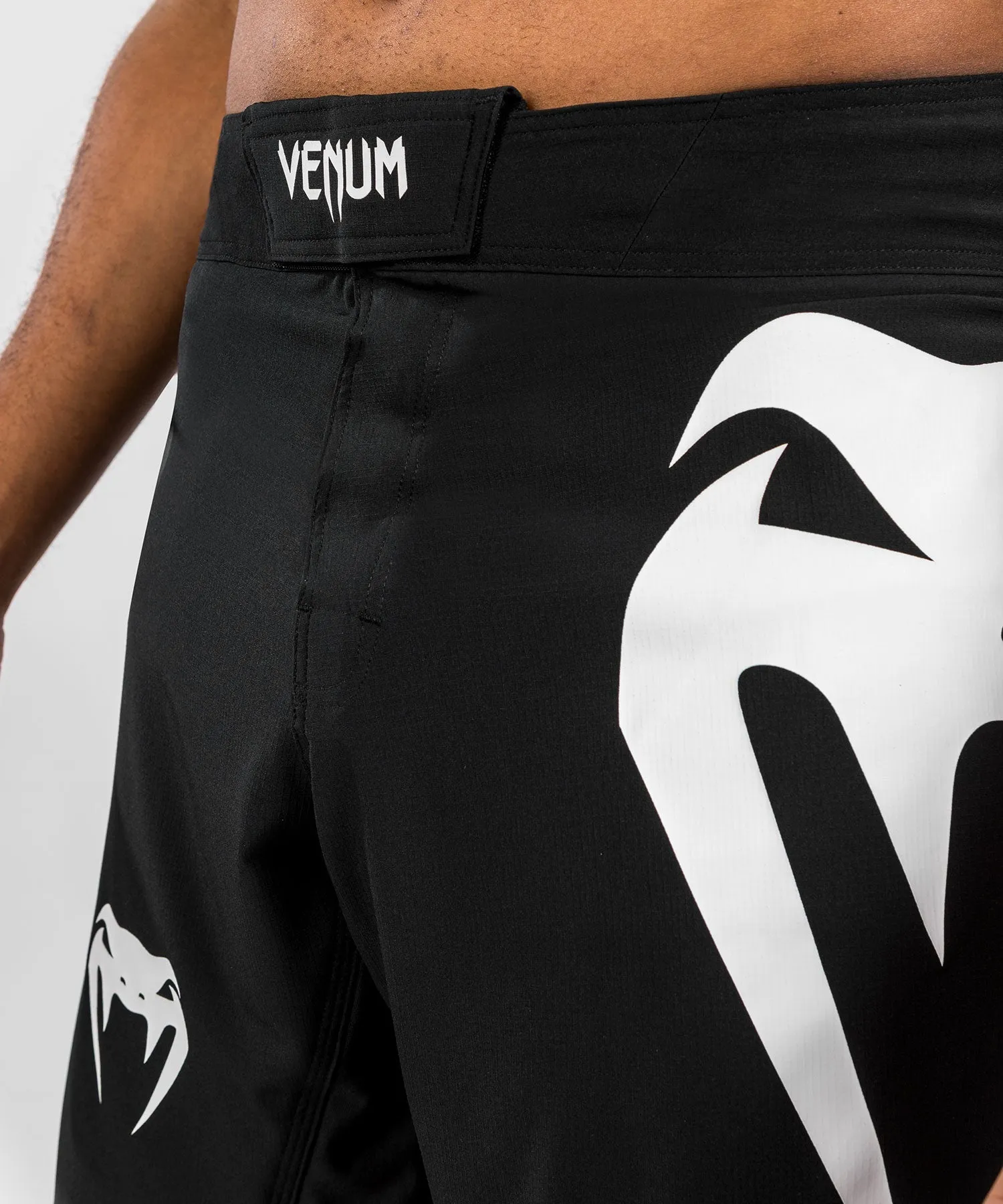 Venum Light 5.0 Fightshort - Black/White